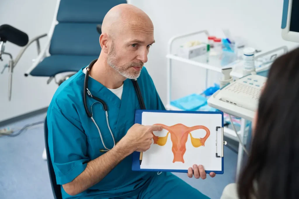 ¿Qué es la ligadura de trompas por laparoscopia y que porcentaje de éxito tiene? 5 Qué es la ligadura Mujer consultando con su ginecóloga sobre la ligadura de trompas
