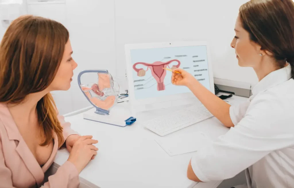 ¿Cómo puedo saber si tengo cáncer de cuello uterino? 2 cáncer de cuello uterino Consulta médica con explicación sobre las características del cáncer cervical