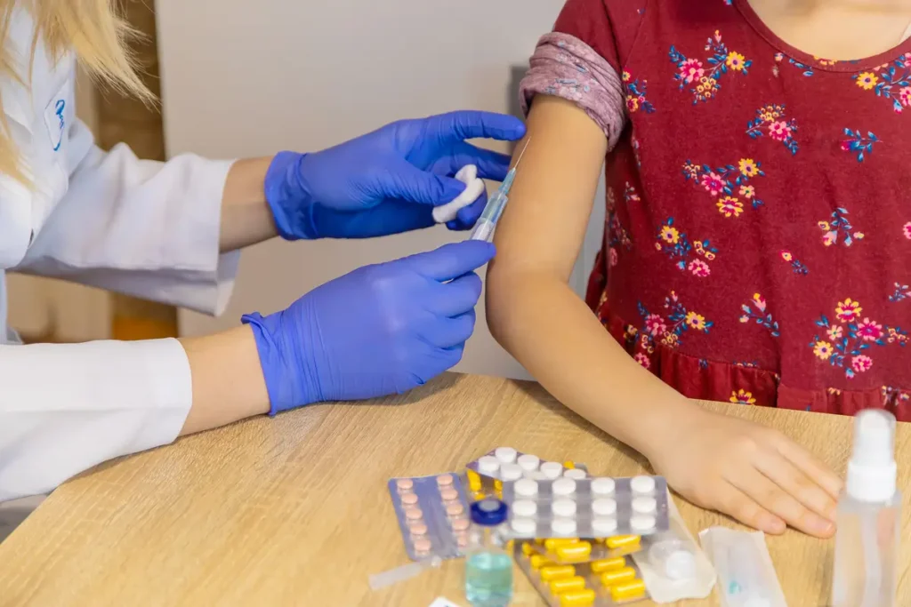 ¿Cómo puedo saber si tengo cáncer de cuello uterino? 5 cáncer de cuello uterino Foto de vacuna contra el VPH siendo aplicada