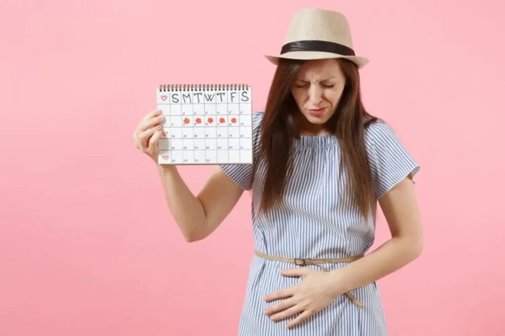 mujer joven con cólicos menstruales – qué es dismenorrea - clinica de femme