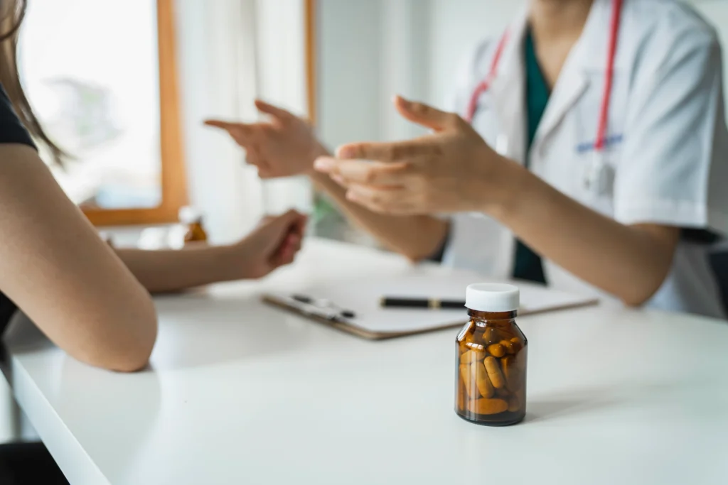 Médica explicando el tratamiento hormonal para la endometriosis