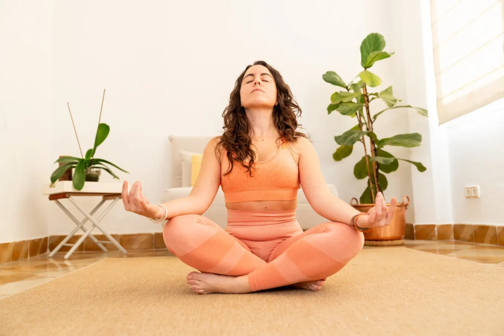 Mujer practicando yoga como tratamiento natural para la endometriosis