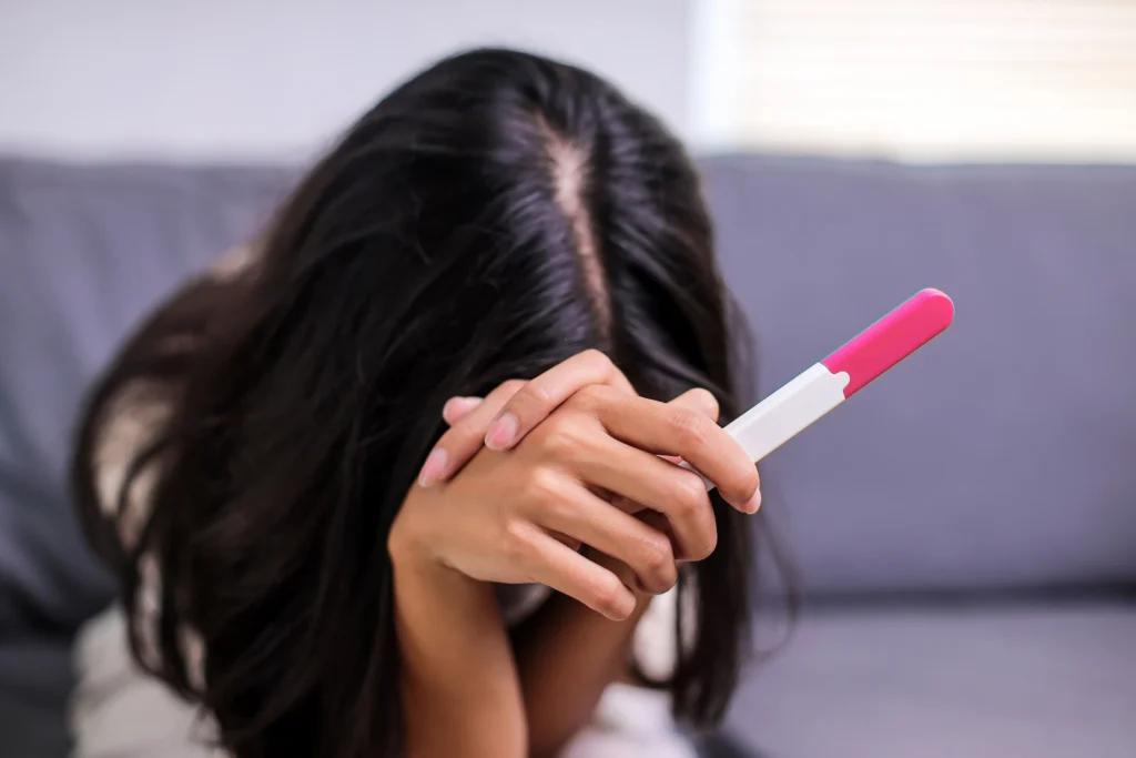 Mujer recibiendo apoyo emocional frente al diagnóstico de infertilidad